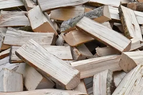 Leña de fresno partida, de madera clara