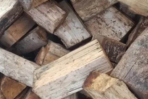 Leña de olivo partida, con la veta de la madera a la vista